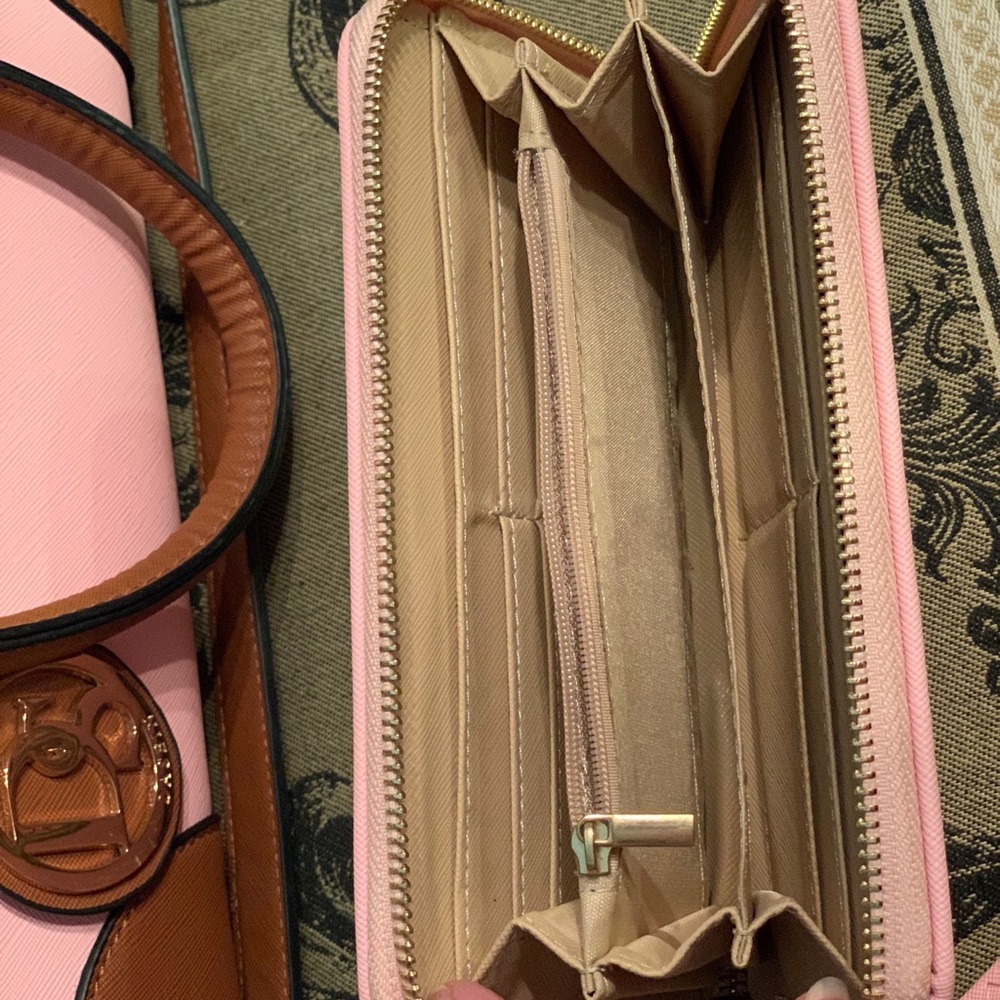 Handbag - Picture 2 of 10